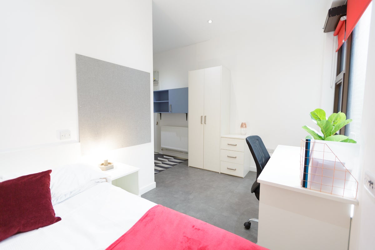 Room New Cross Road in Greater London