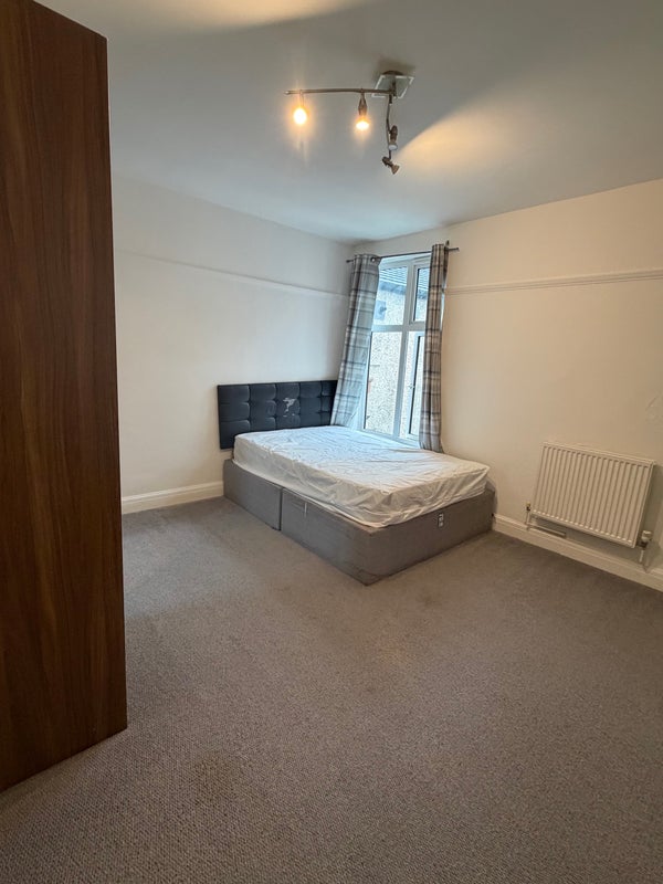 Room Gracefield Gardens in Greater London