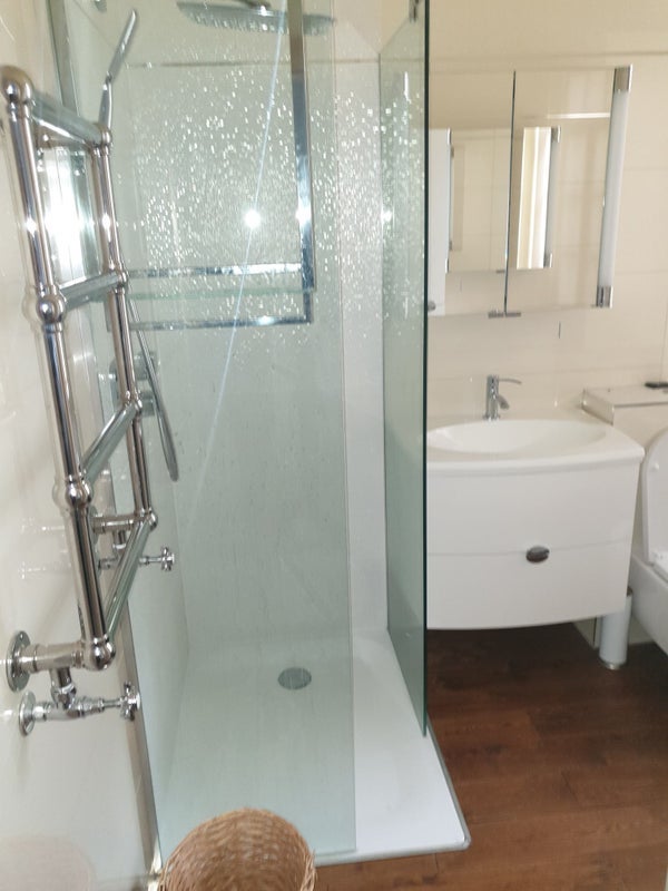 Room Heathfield Road in Greater London