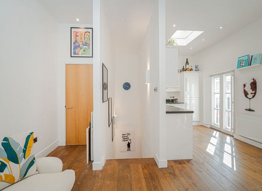 Flat Harwood Road in Greater London