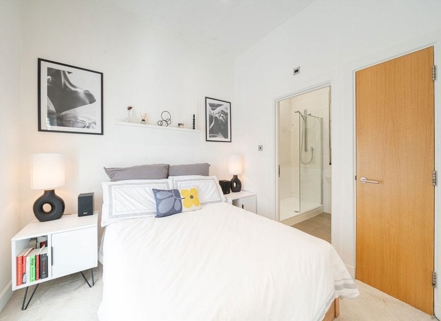 Flat Harwood Road in Greater London