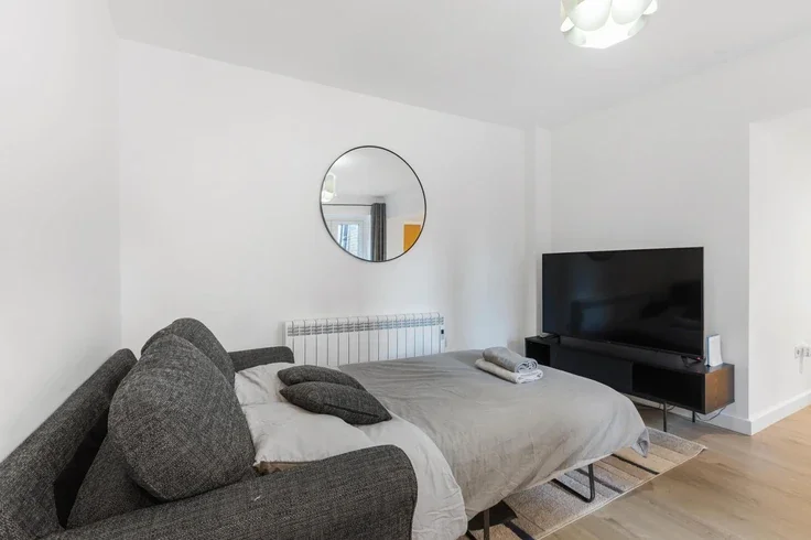 Flat Clapham Road in Greater London