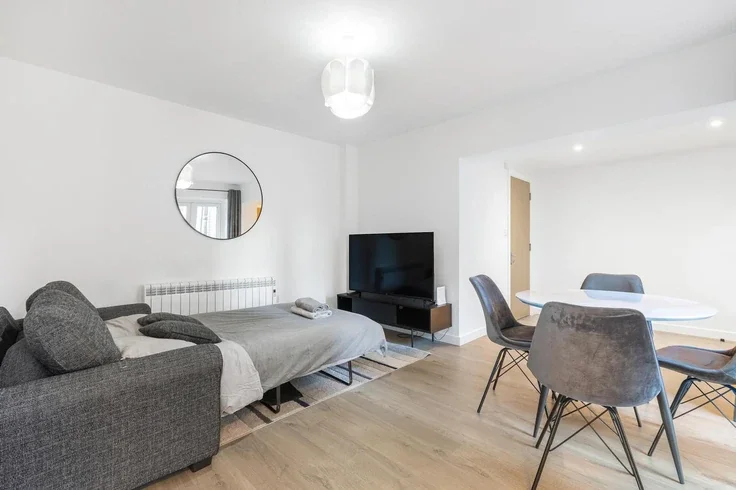 Flat Clapham Road in Greater London