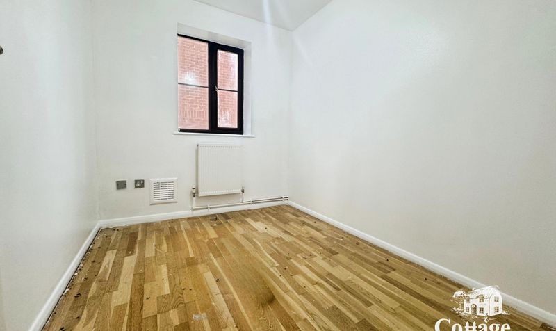 Flat Gladbeck Way in Greater London