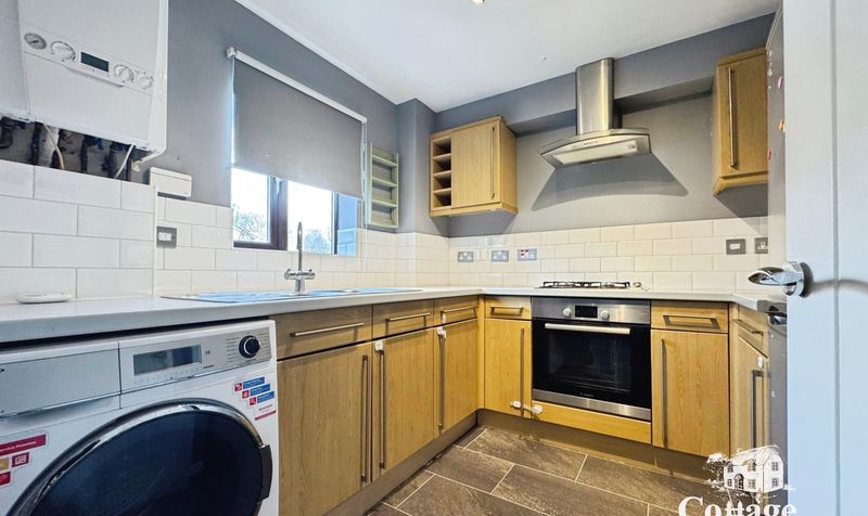Flat Gladbeck Way in Greater London