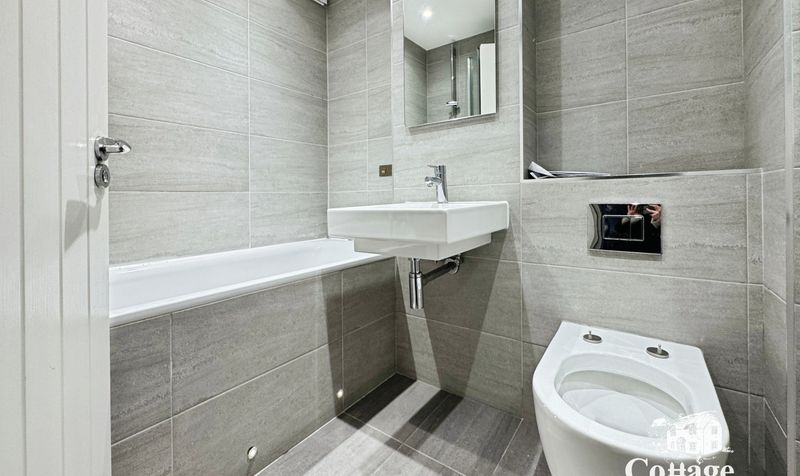 Flat Gladbeck Way in Greater London
