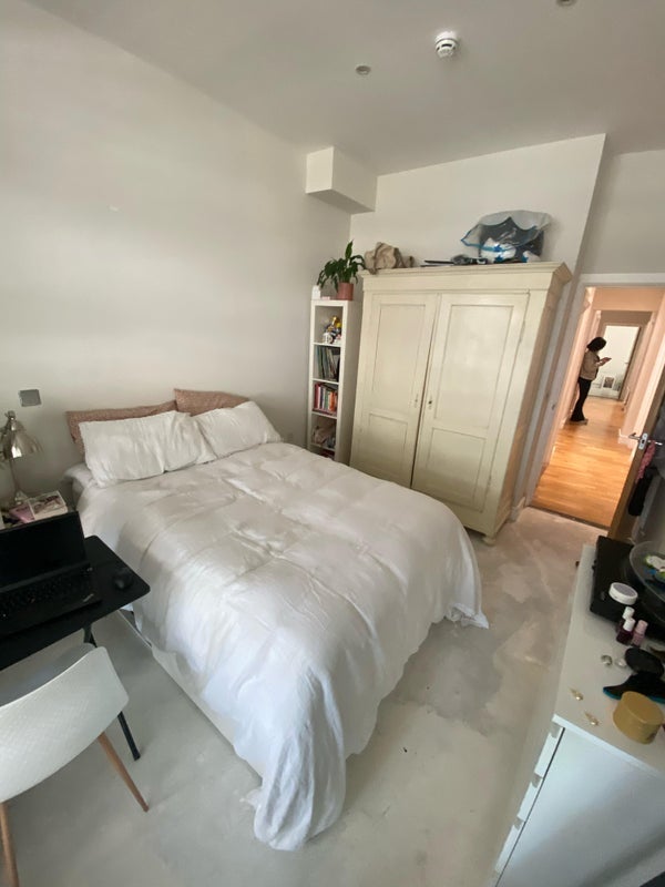 Room Commercial Road in Greater London