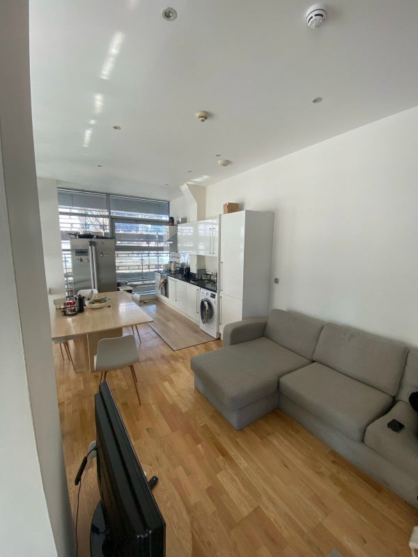 Room Commercial Road in Greater London