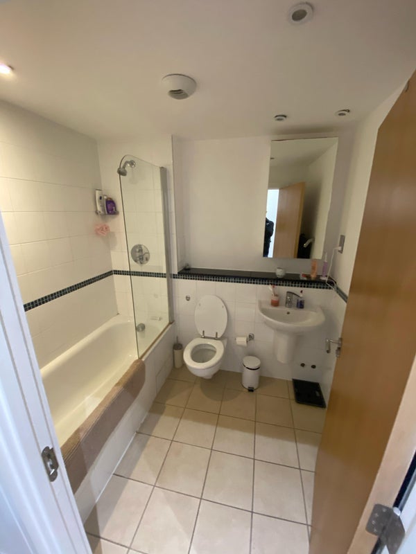 Room Commercial Road in Greater London