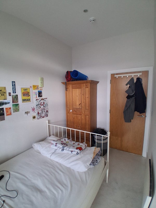 Room Commercial Road in Greater London