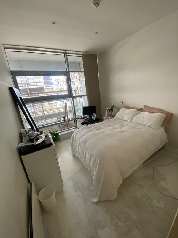 Room Commercial Road in Greater London