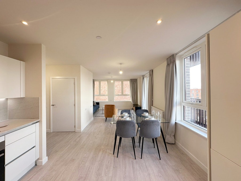 Flat Hargrave Drive in Greater London