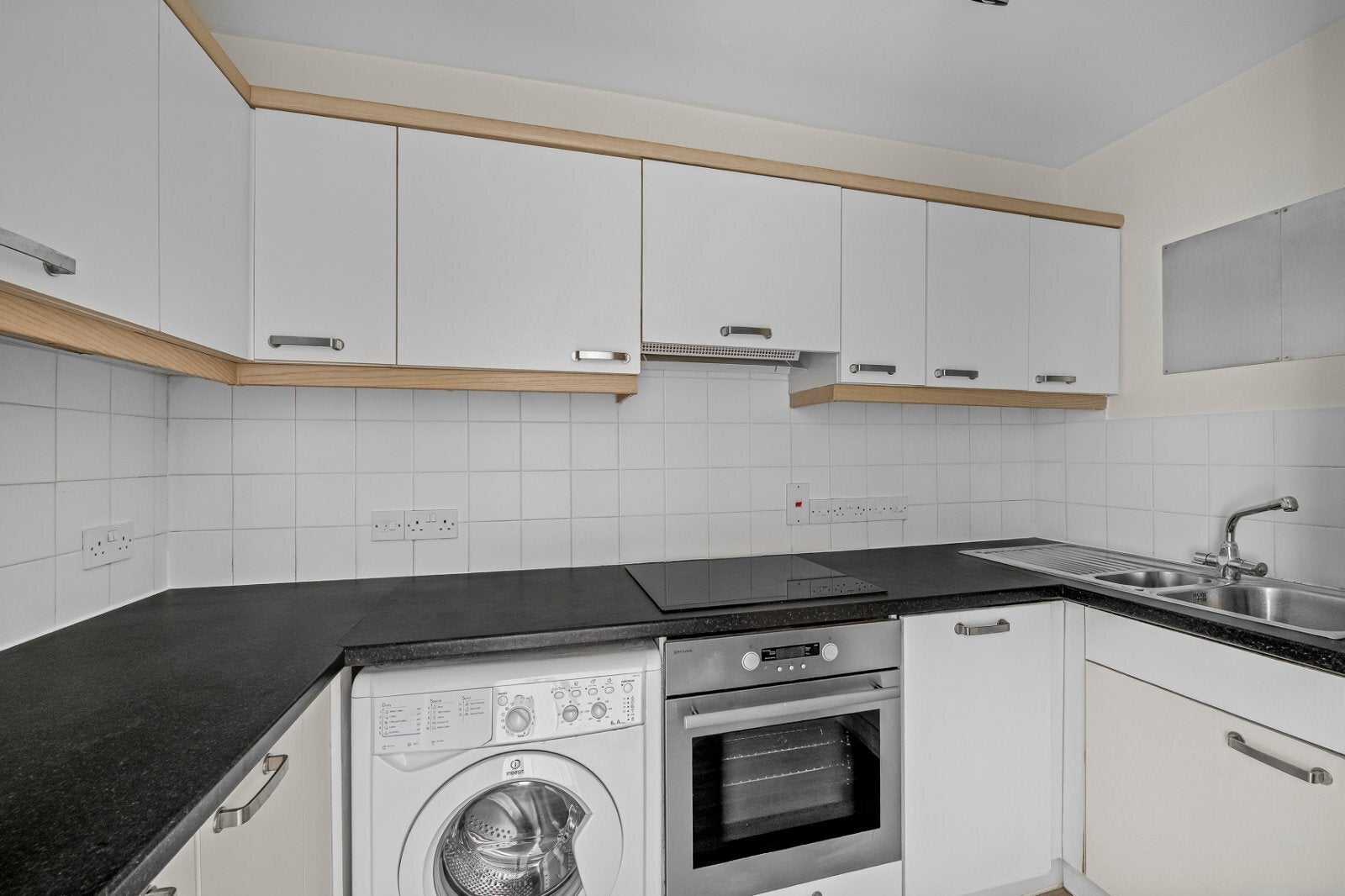 Flat Hyde Park Place Bayswater Road in City of Westminster