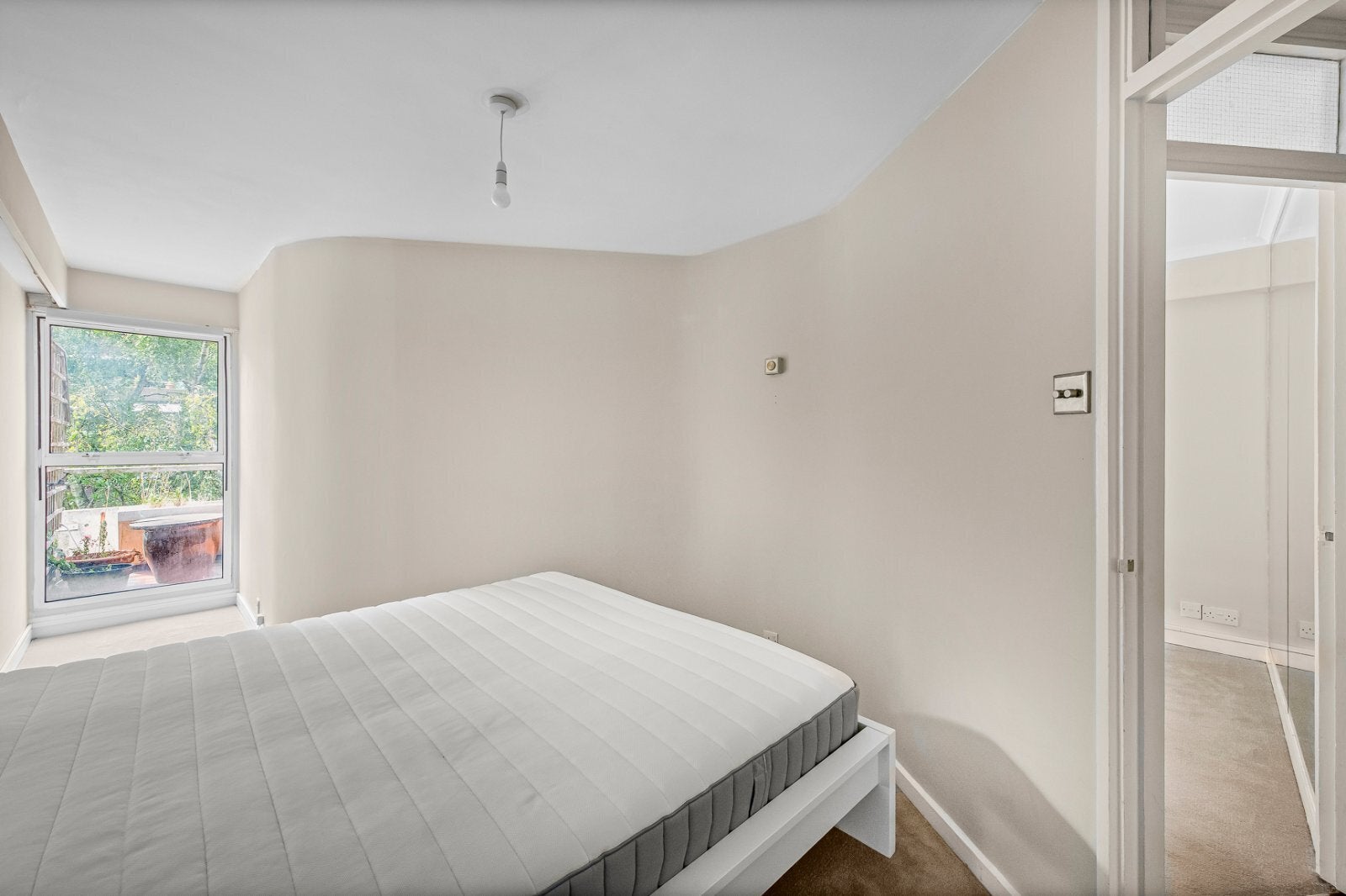 Flat Hyde Park Place Bayswater Road in City of Westminster