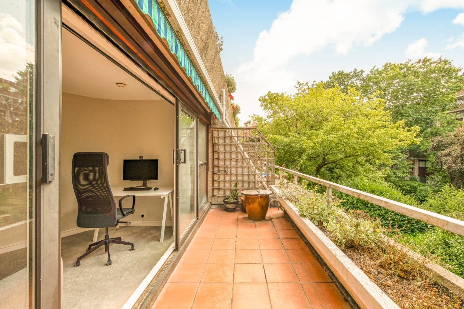 Flat Hyde Park Place Bayswater Road in City of Westminster