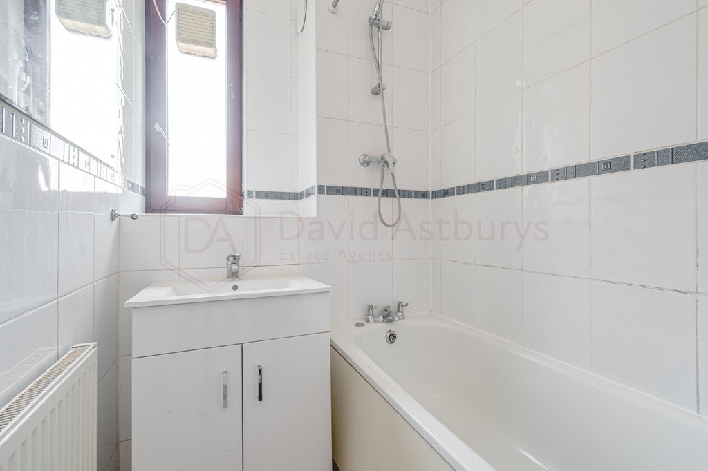 Flat Muston Road in Greater London