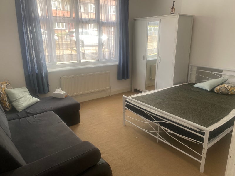 Room Southcroft Road in Greater London