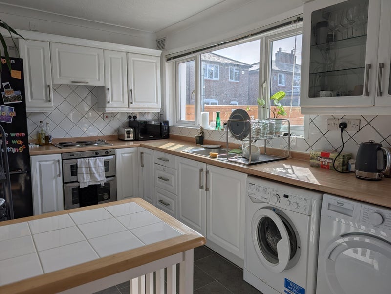 Room Lynmouth Avenue in Manchester