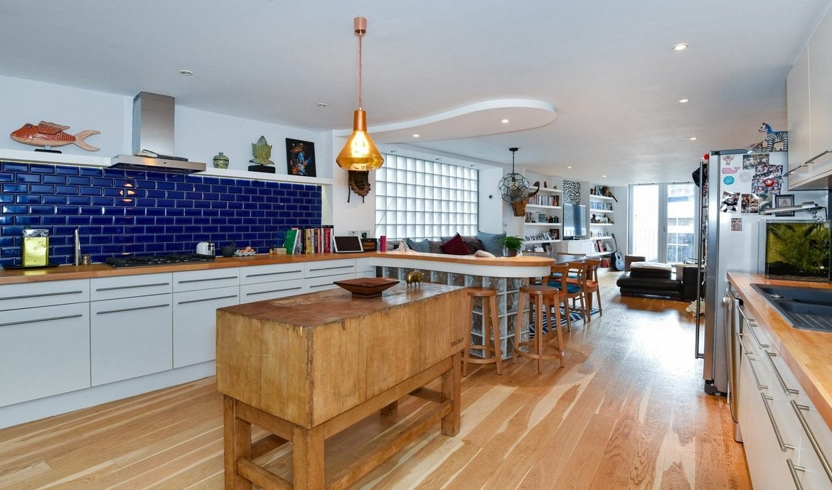 Flat Bermondsey Street in Greater London