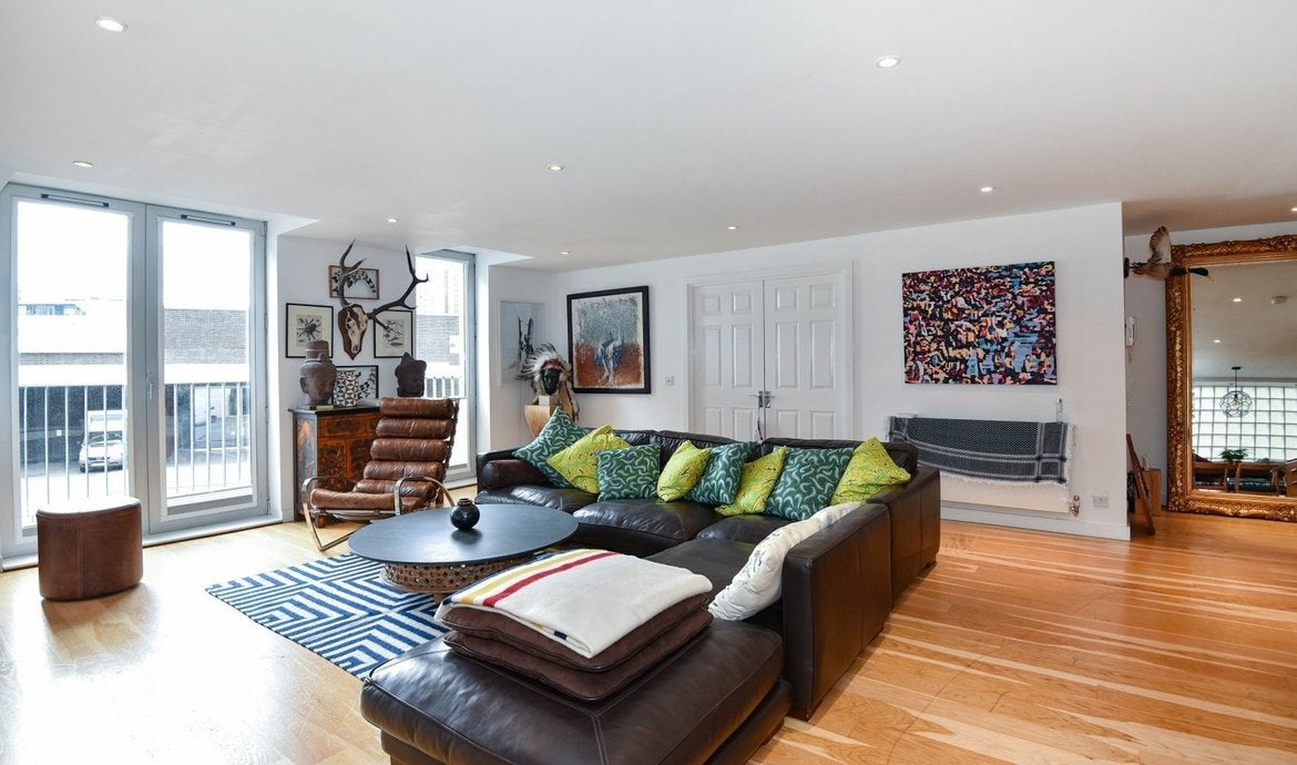 Flat Bermondsey Street in Greater London