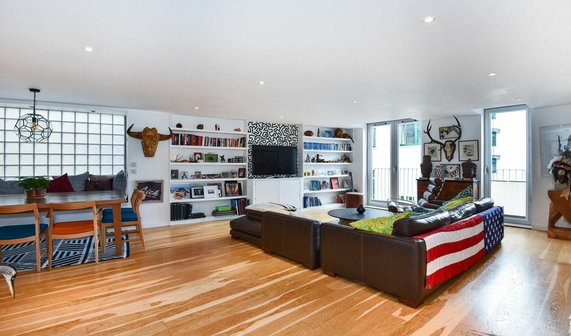 Flat Bermondsey Street in Greater London