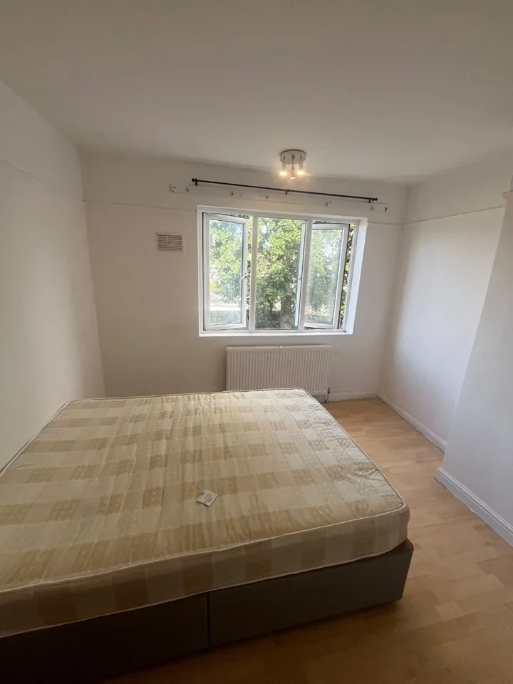 Room Rosslyn Avenue in Greater London