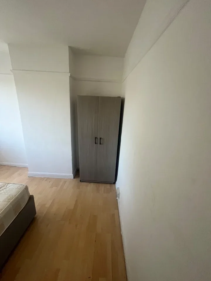Room Rosslyn Avenue in Greater London