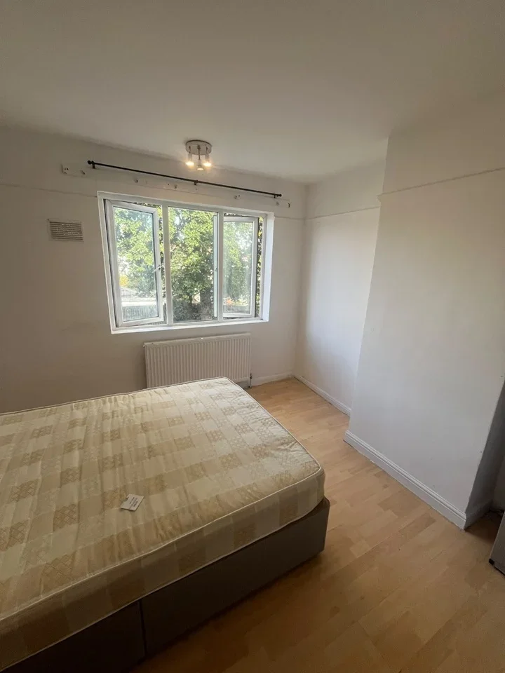 Room Rosslyn Avenue in Greater London