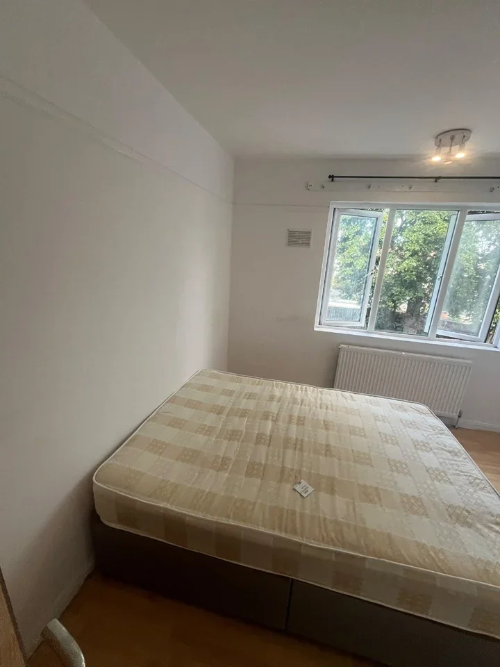 Room Rosslyn Avenue in Greater London