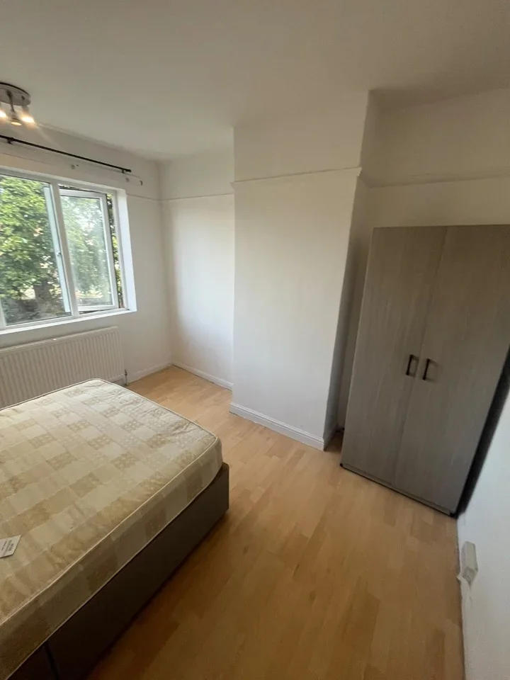 Room Rosslyn Avenue in Greater London
