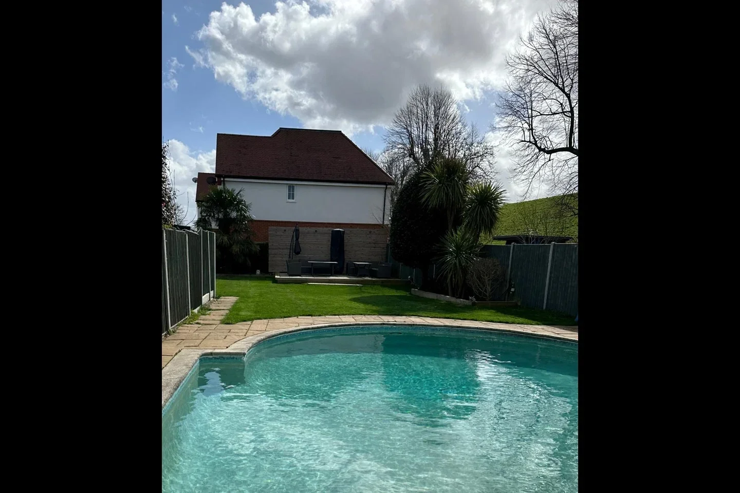 House Weston Avenue in Elmbridge