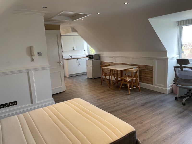 Room Barn Hill in Greater London