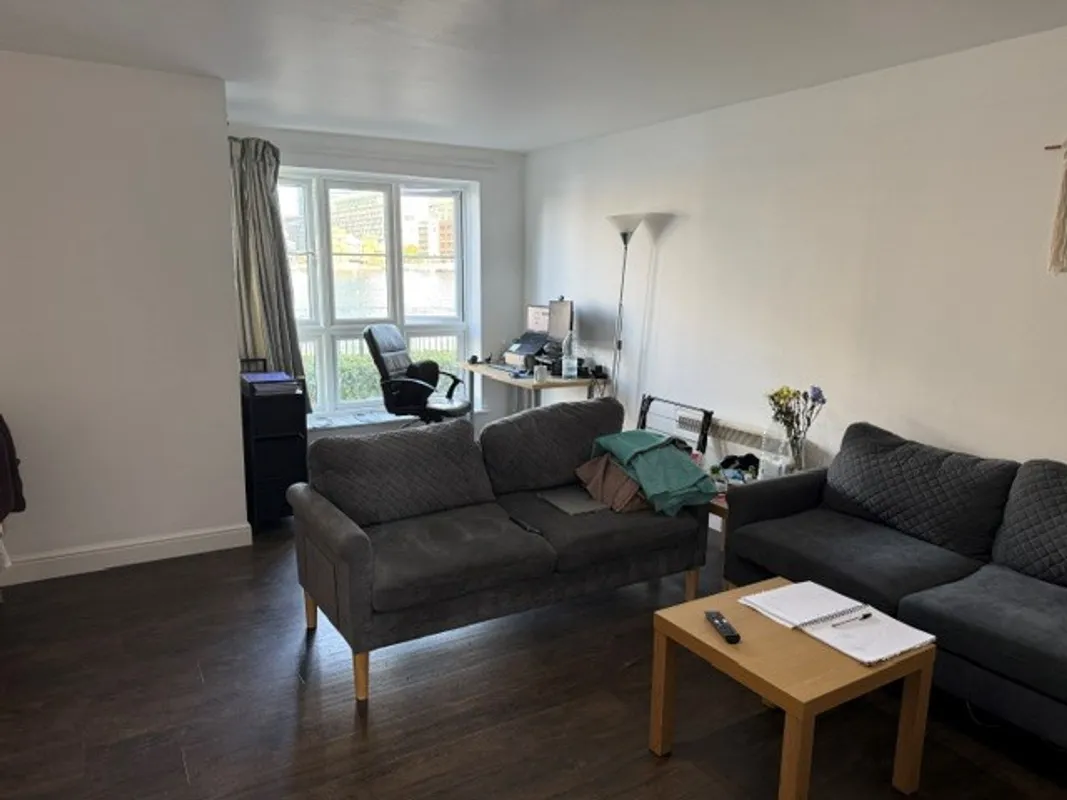 Flat Wheatsheaf Close in Greater London