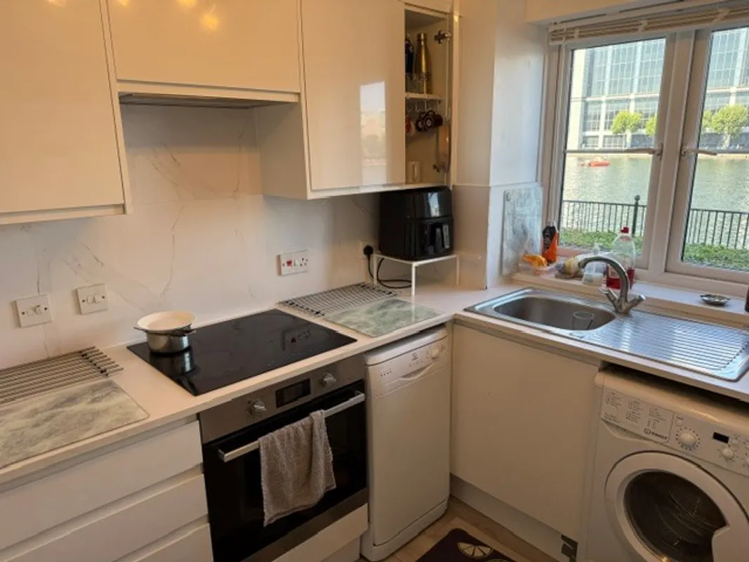 Flat Wheatsheaf Close in Greater London