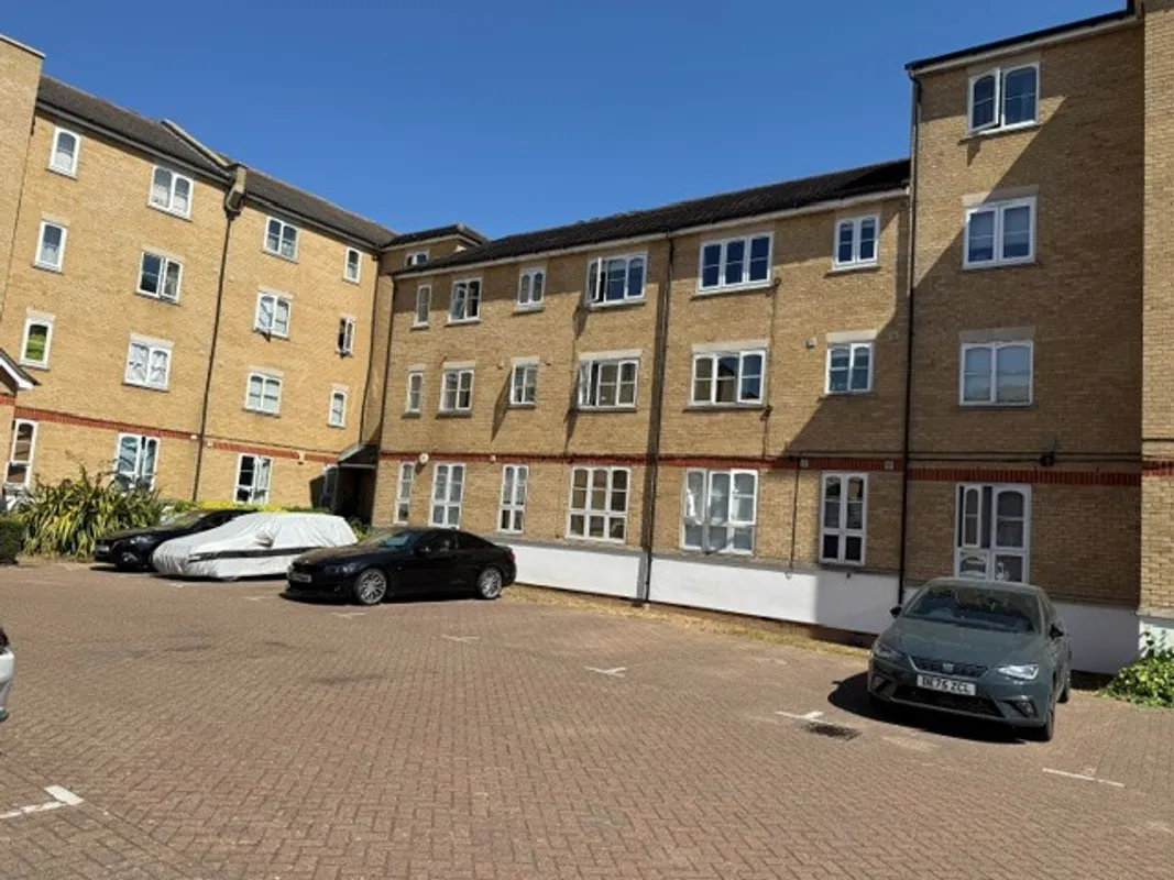 Flat Wheatsheaf Close in Greater London