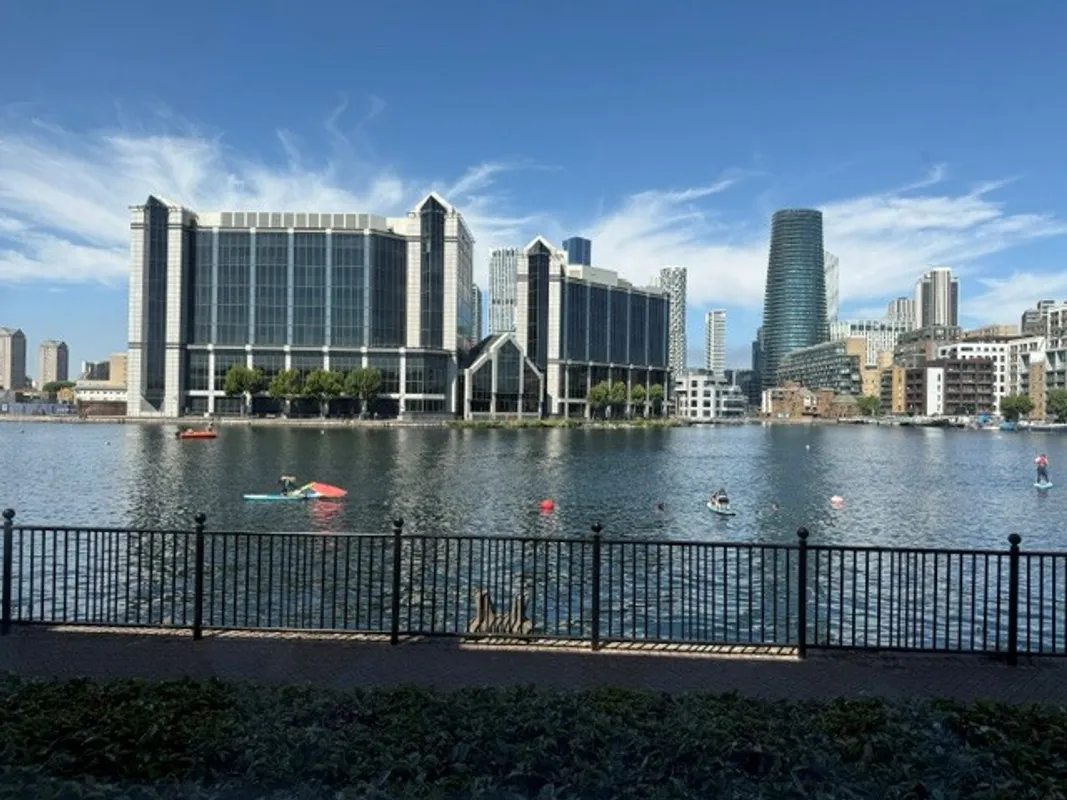 Flat Wheatsheaf Close in Greater London