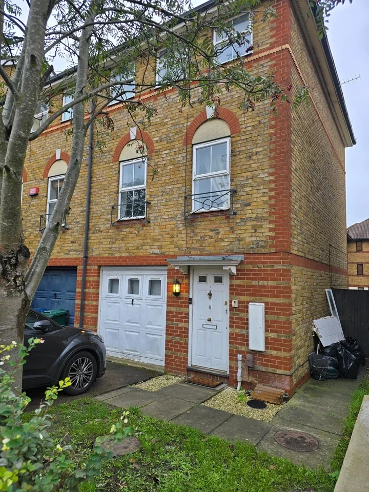 Room Compton Close in Greater London
