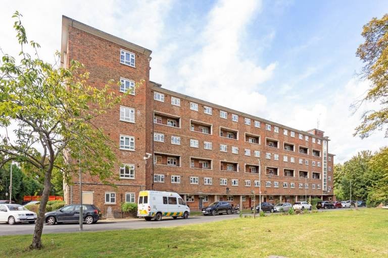 Flat Horne Way in Greater London