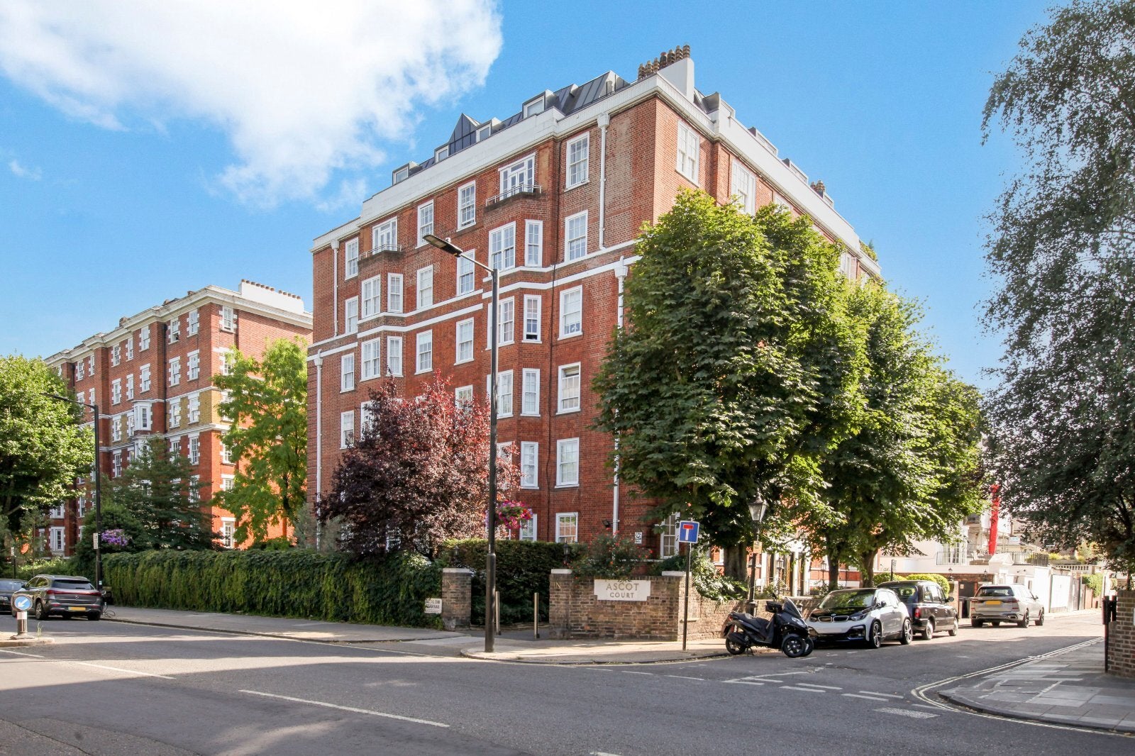 Flat Grove End Road in City of Westminster