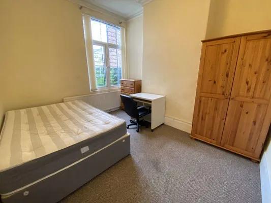 Room Dickenson Road in Manchester