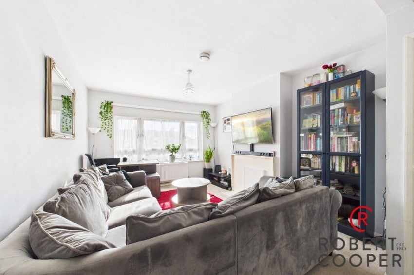Flat Eastcote Lane in Greater London