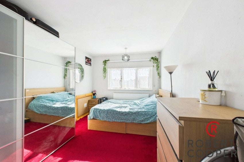 Flat Eastcote Lane in Greater London