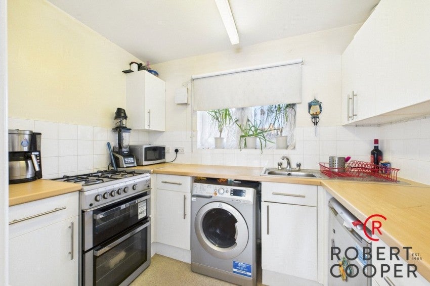 Flat Eastcote Lane in Greater London