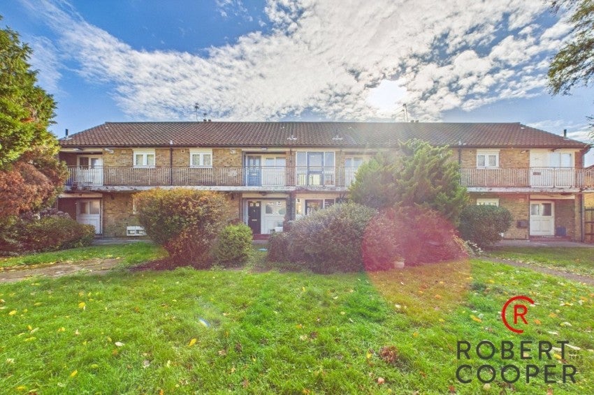 Flat Eastcote Lane in Greater London