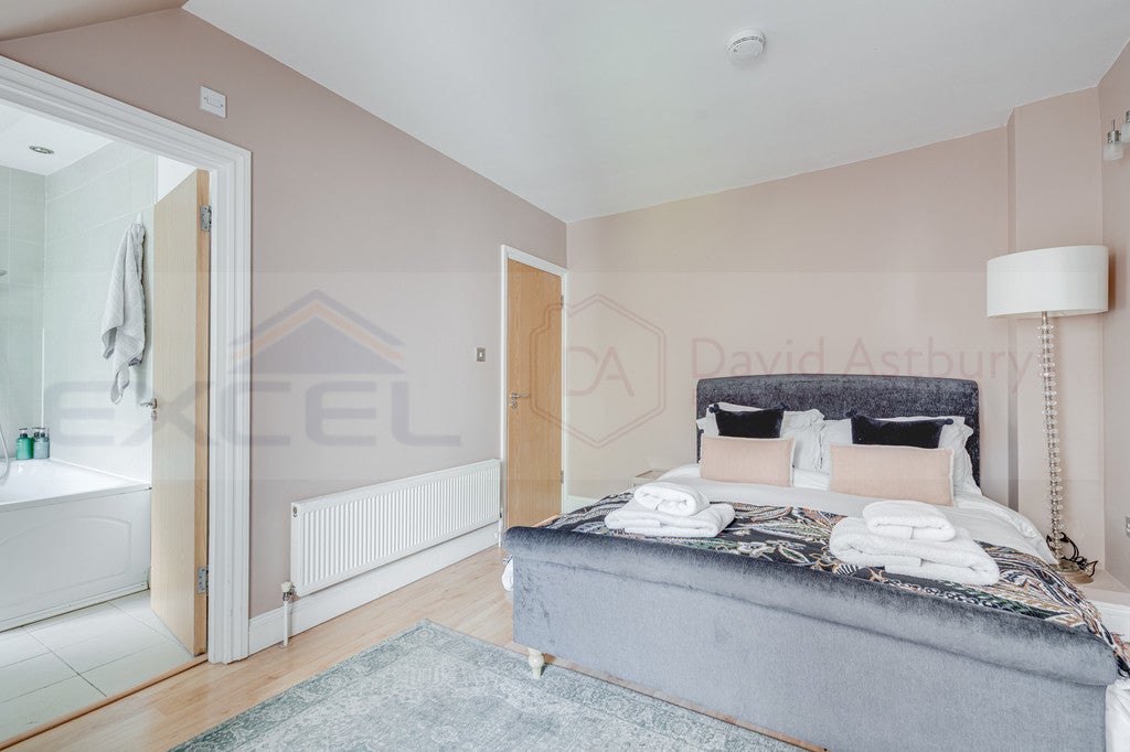 Flat Finchley Road in Greater London
