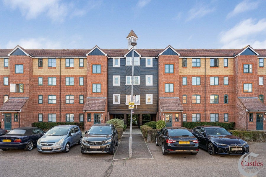 Flat Manton Road in Greater London