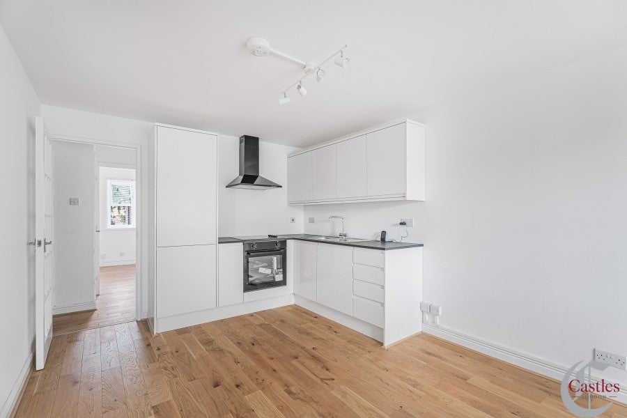 Flat Manton Road in Greater London