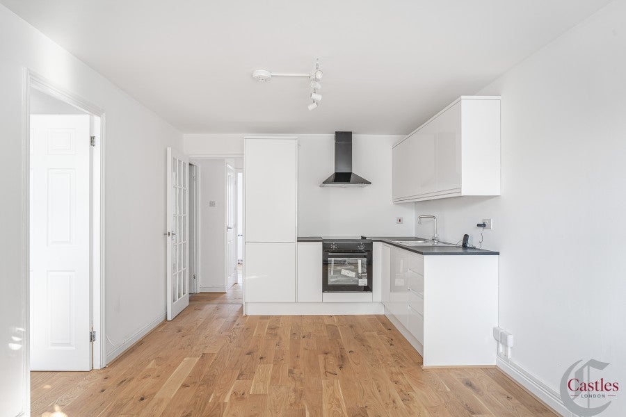 Flat Manton Road in Greater London