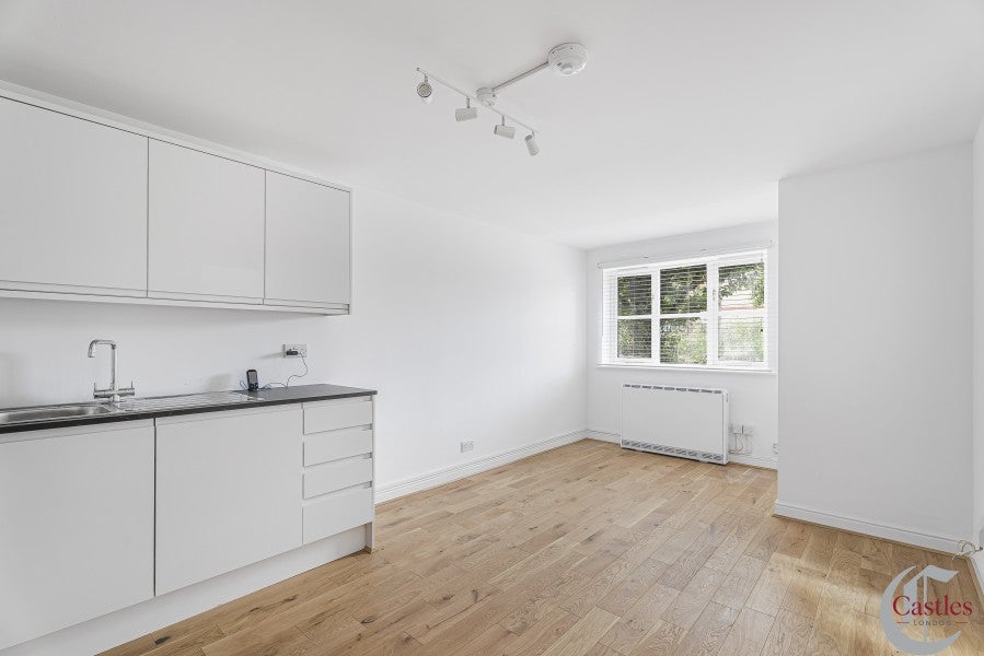 Flat Manton Road in Greater London