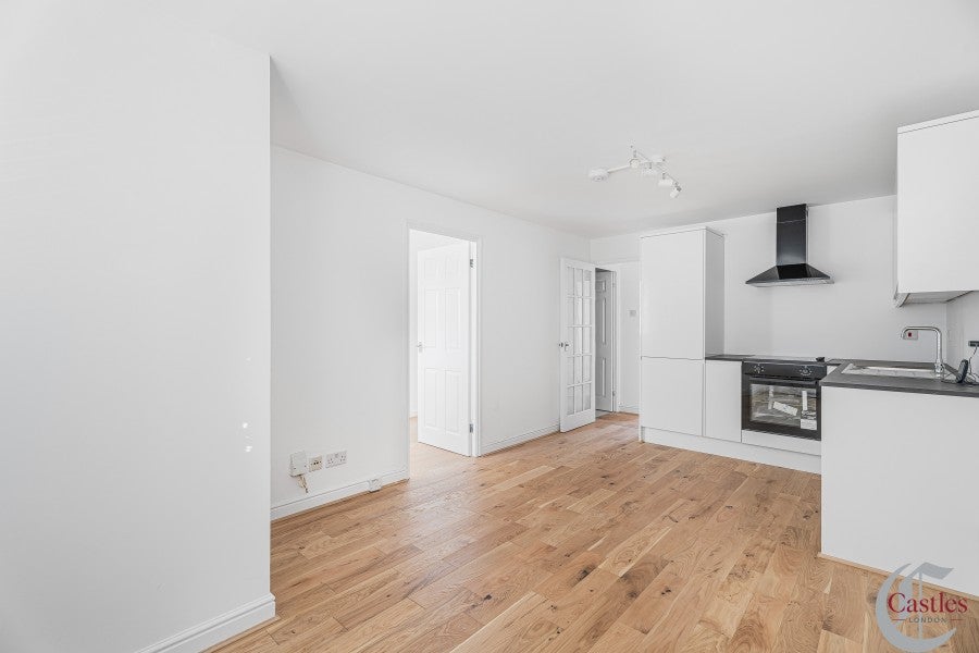 Flat Manton Road in Greater London